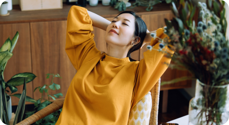 Image Femme avec pull jaune